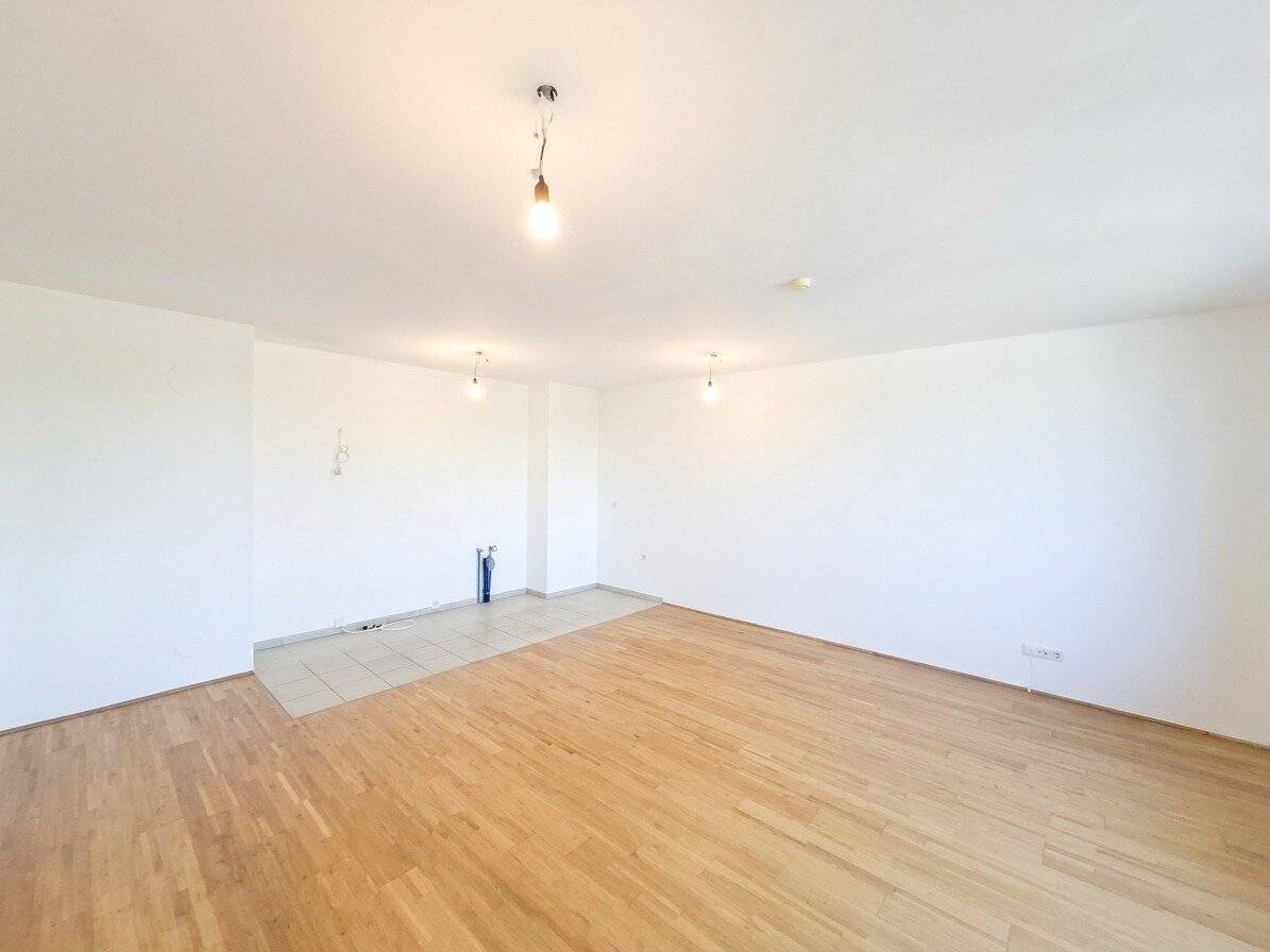 Commission-free from the owner! Ideal three room apartment with balcony near Leberberg