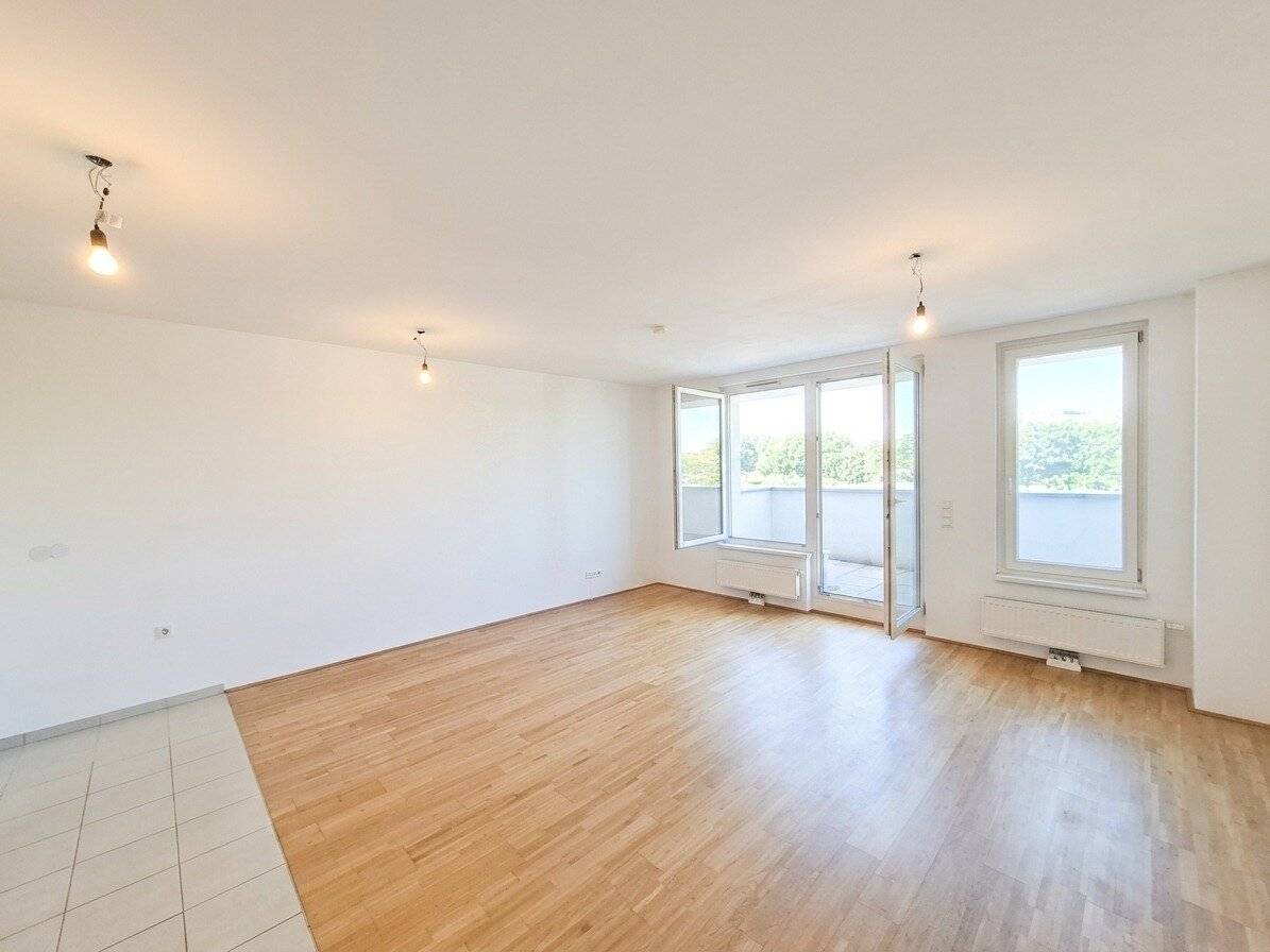 Commission-free from the owner! Ideal three room apartment with balcony near Leberberg