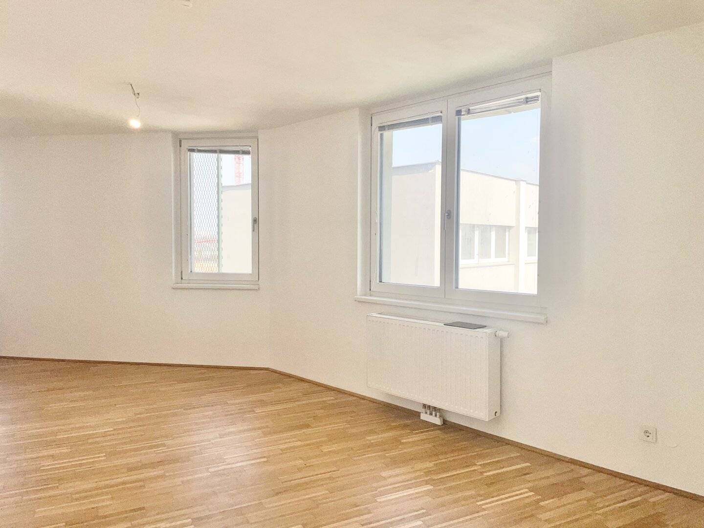 Commission free from the owner extraordinary two room apartment with loggia near U6 Erlaaer Straße
