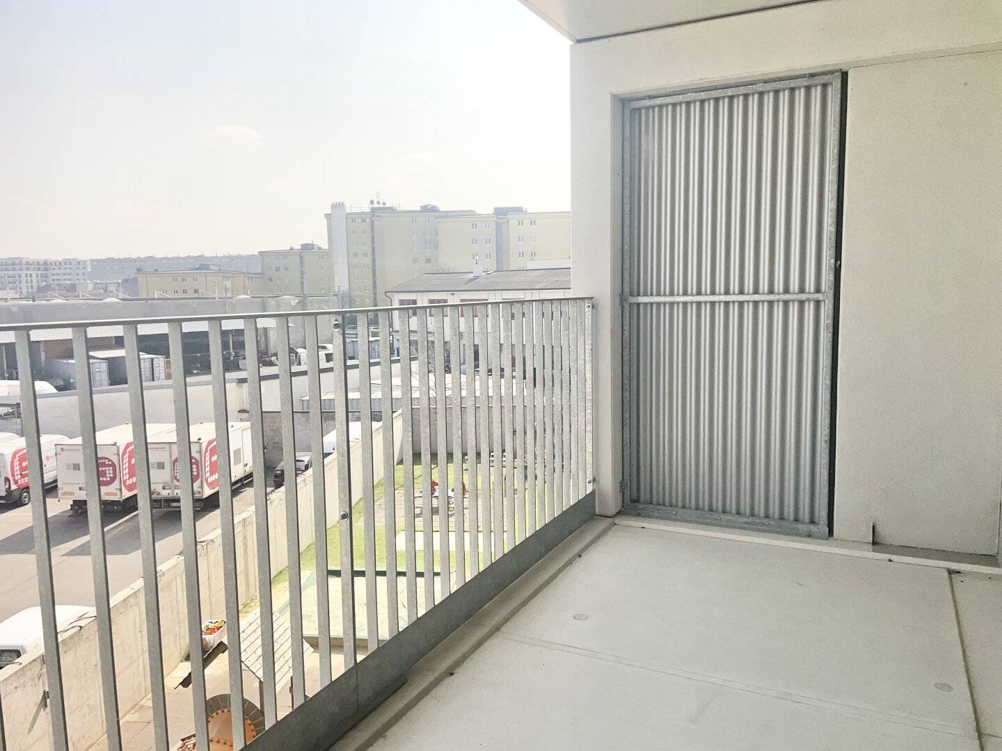 Commission free from the owner extraordinary two room apartment with loggia near U6 Erlaaer Straße