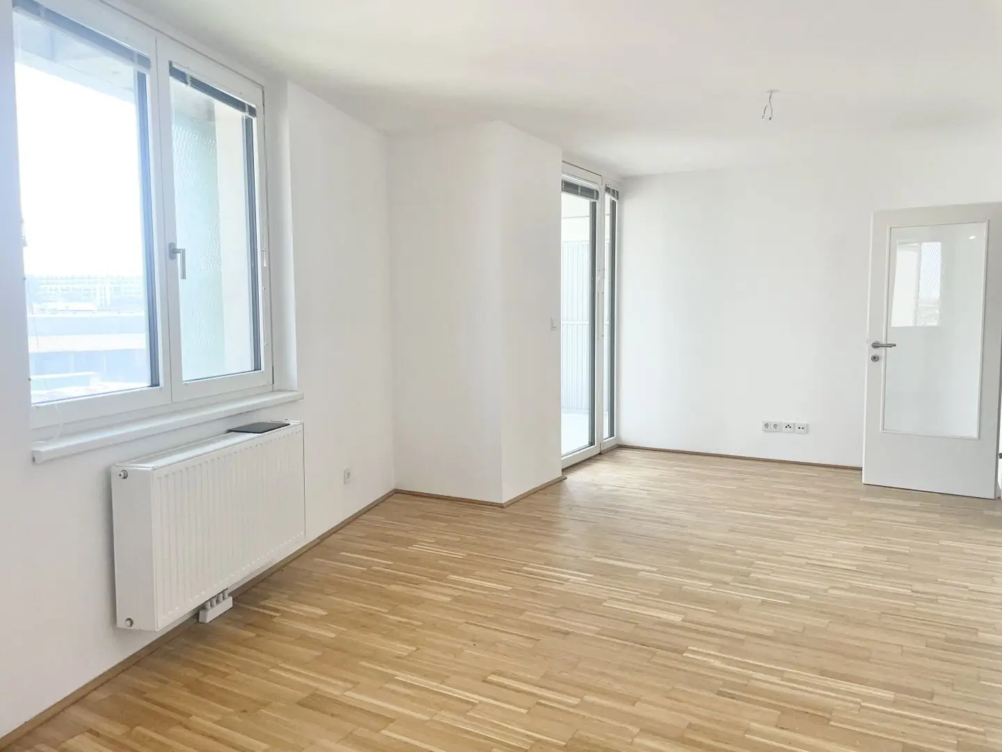 - 5% BLITZAKTION! PROVISIONSFREI VOM EIGENTÜMER! AUSSERGEWÖHNLICHE 2-ZIMMER-WOHNUNG MIT LOGGIA NÄHE U6 ERLAAER STRASSE!
