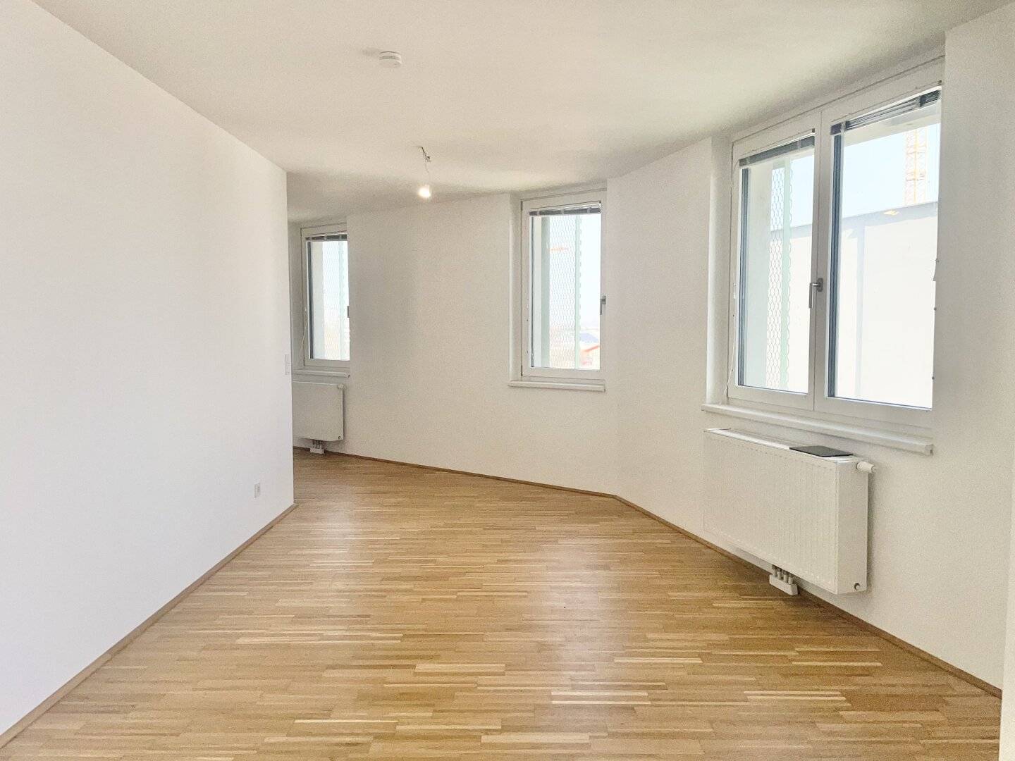 Commission free from the owner extraordinary two room apartment with loggia near U6 Erlaaer Straße