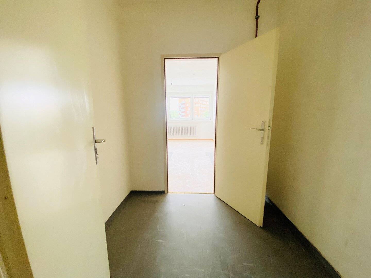 Provision free 3 room apartment with perfect layout','de':'PROVISIONSFREIE 3-ZIMMER WOHNUNG MIT PERFEKTEM GRUNDRISS!