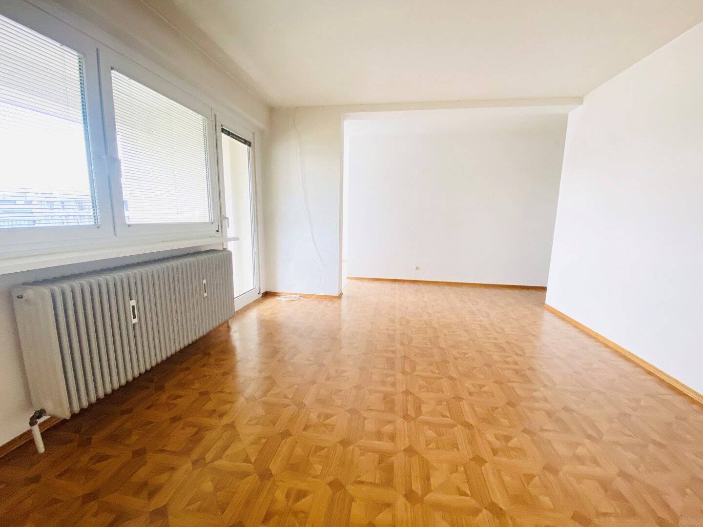 Provision free 3 room apartment with perfect layout','de':'PROVISIONSFREIE 3-ZIMMER WOHNUNG MIT PERFEKTEM GRUNDRISS!