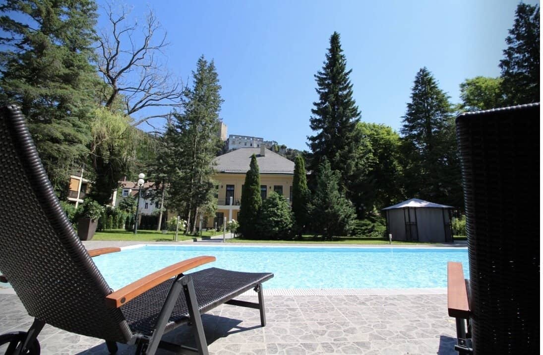 HISTORISCHE VILLA MIT PARK, POOL & SPA IN BADEN BEI WIEN