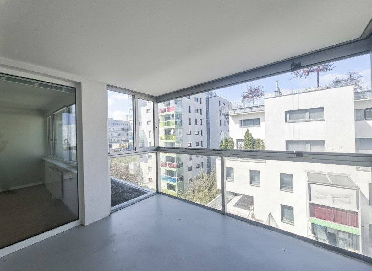 Provision-free from the owner Monte Laa Spacious 2-room apartment with loggia!