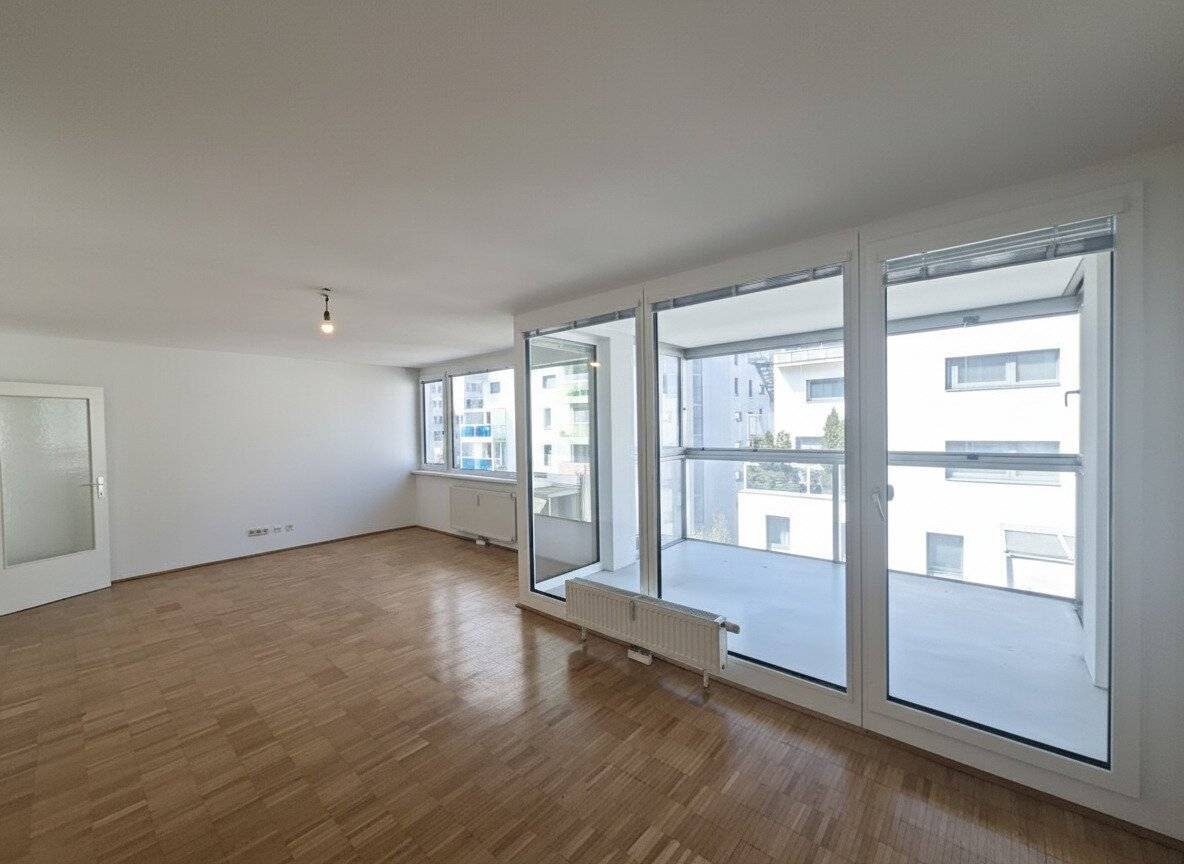 Provision-free from the owner Monte Laa Spacious 2-room apartment with loggia!