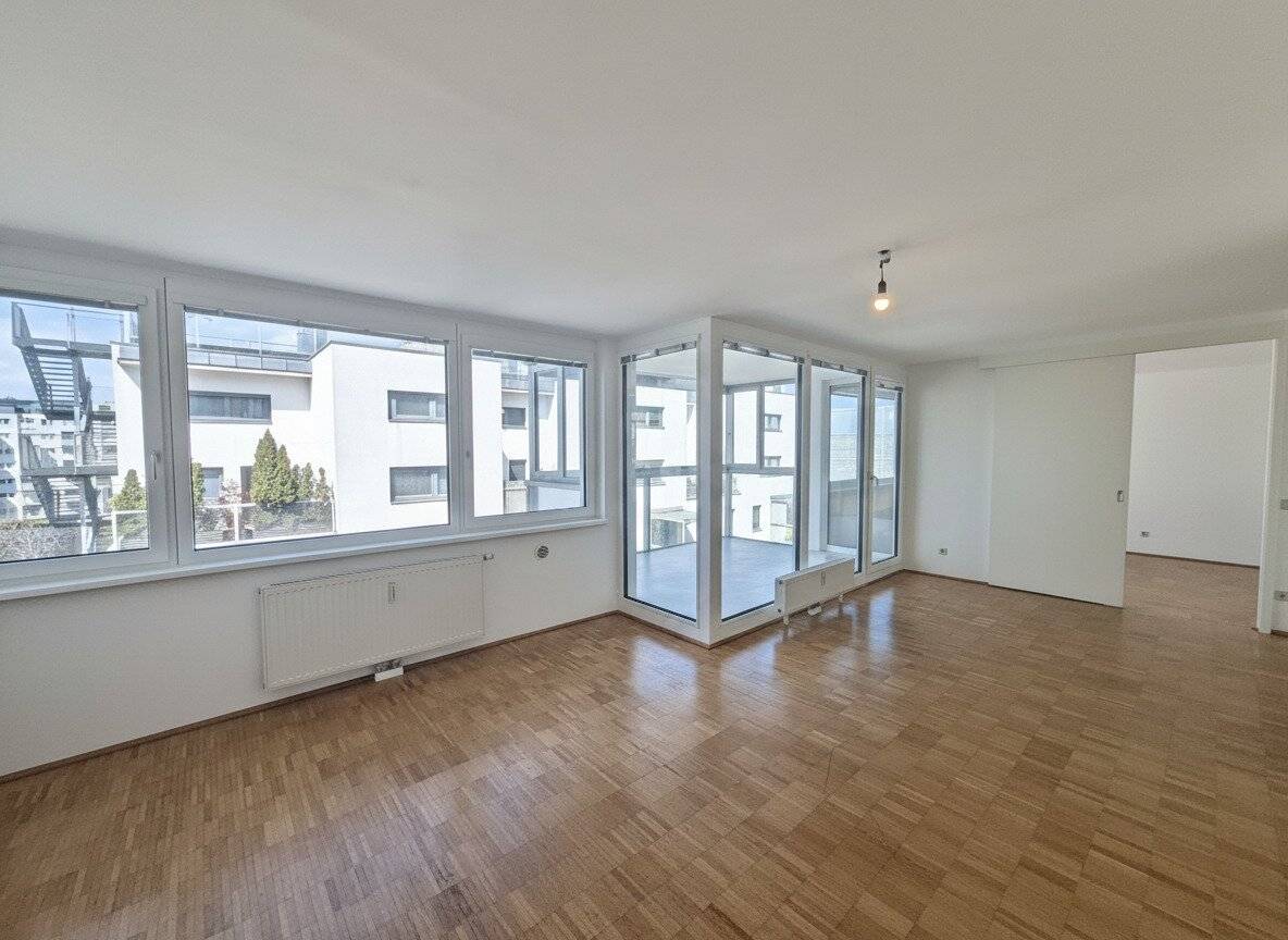 Provision-free from the owner Monte Laa Spacious 2-room apartment with loggia!