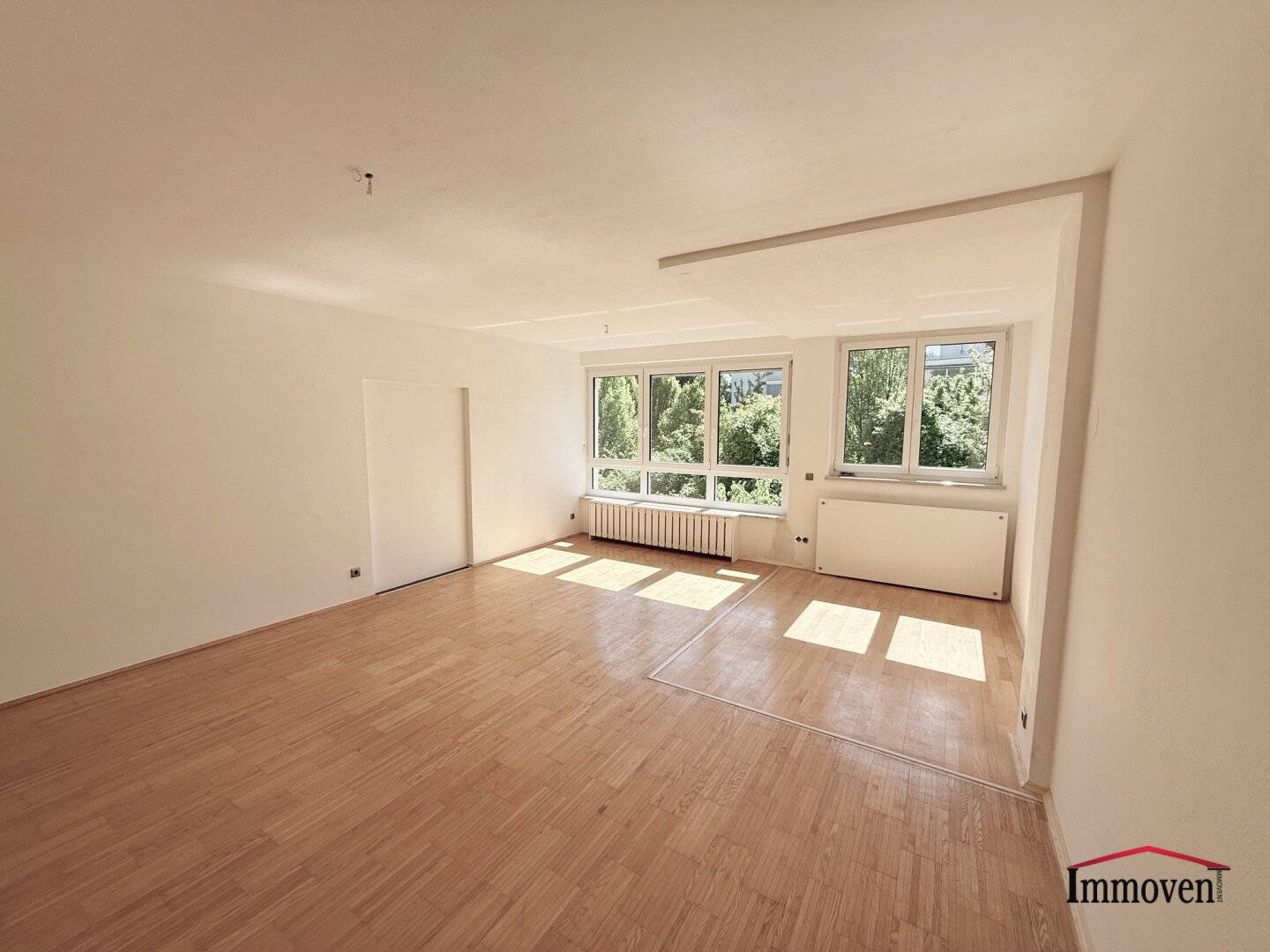 Brightly lit apartment with large terrace and underground parking space in the sought-after district of St. Peter