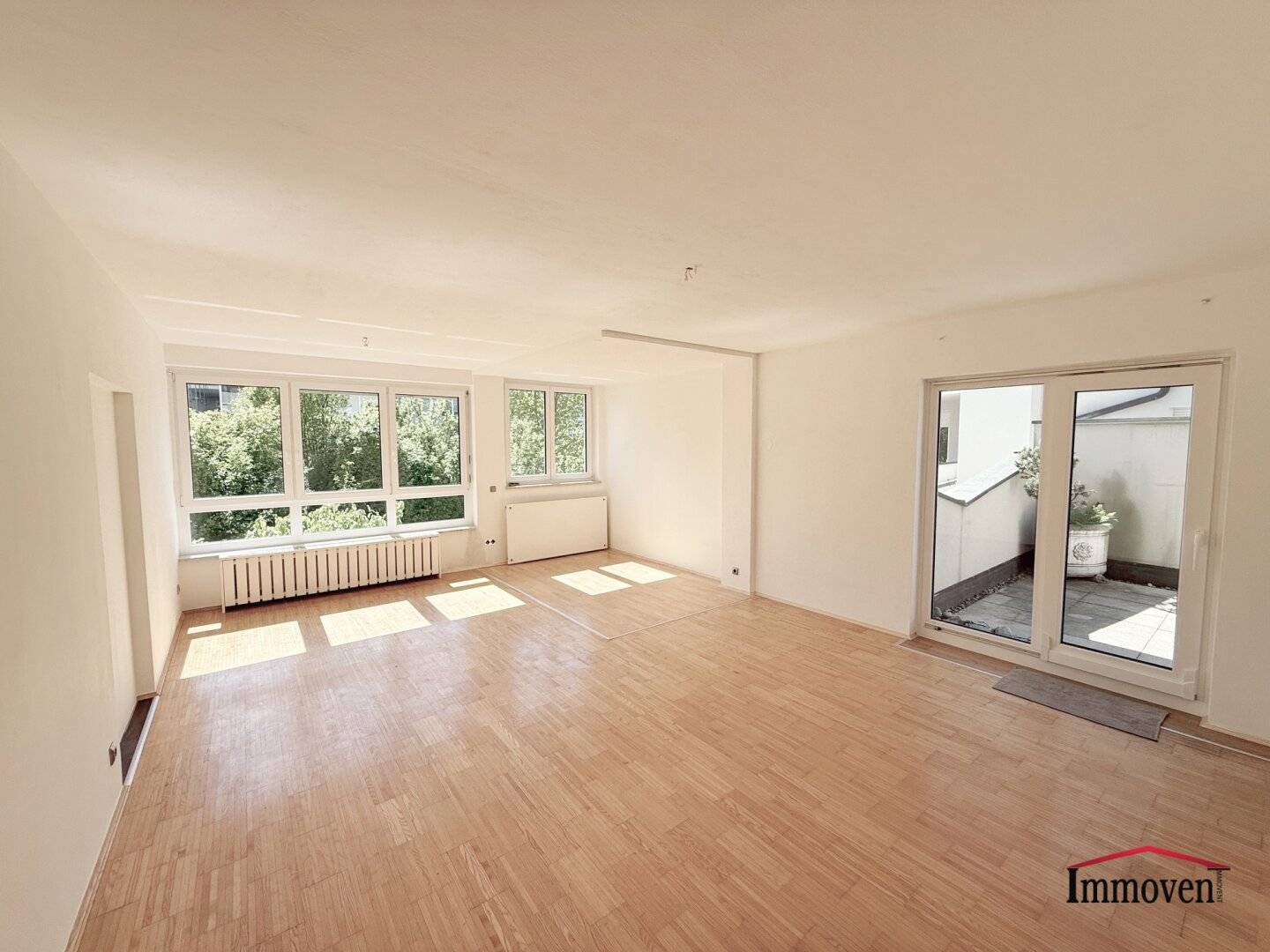 Brightly lit apartment with large terrace and underground parking space in the sought-after district of St. Peter