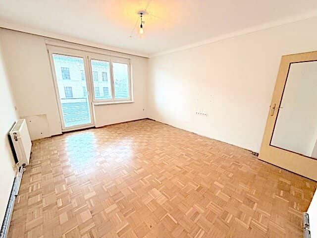 New price! Commission-free from the owner! Unrenovated 3-room apartment with loggia near Millennium City!