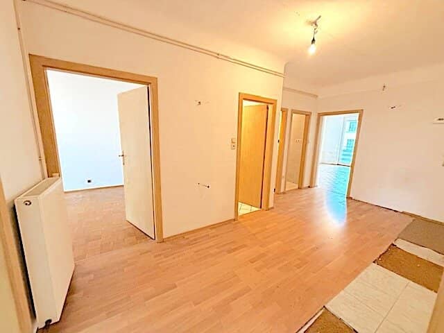 New price! Commission-free from the owner! Unrenovated 3-room apartment with loggia near Millennium City!