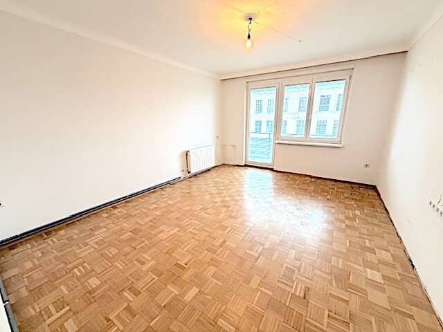 New price! Commission-free from the owner! Unrenovated 3-room apartment with loggia near Millennium City!