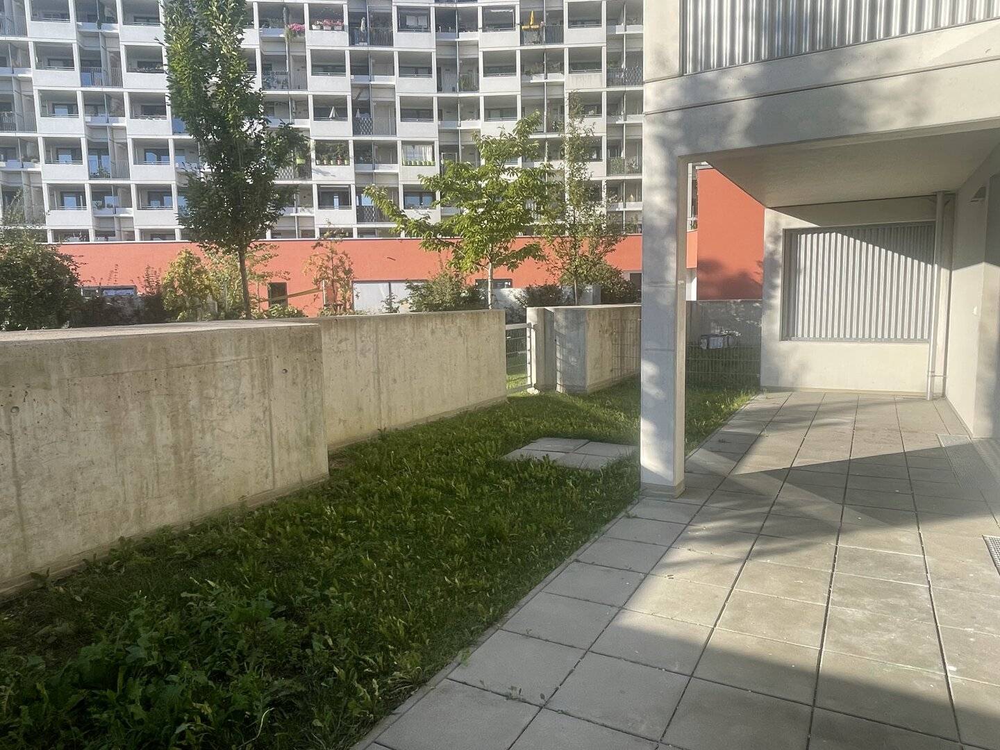 Commission-free from the owner ERNTE LAA Modern 4-room maisonette apartment with garden near U6","de":"PROVISIONSFREI VOM EIGENTÜMER! ERNTE LAA! MODERNE 4-ZIMMER-MAISONETTE-WOHNUNG MIT GARTEN NÄHE U6!"},
