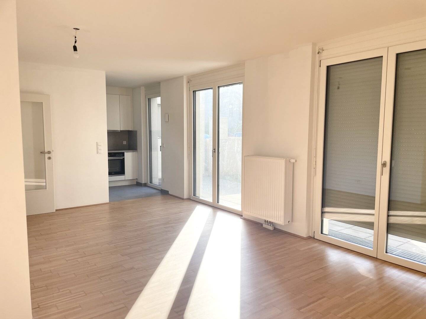 Commission-free from the owner ERNTE LAA Modern 4-room maisonette apartment with garden near U6","de":"PROVISIONSFREI VOM EIGENTÜMER! ERNTE LAA! MODERNE 4-ZIMMER-MAISONETTE-WOHNUNG MIT GARTEN NÄHE U6!"},