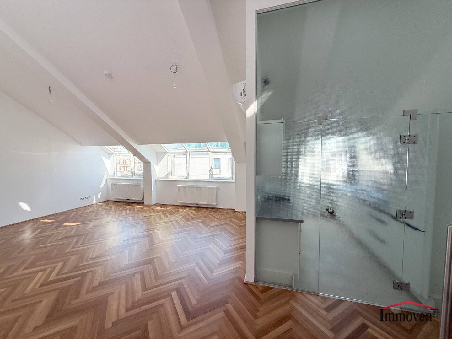 GENERALSANIERT - ERSTBEZUG und INNENSTADTLAGE - Einzigartiges Büro mit Dachterrasse bei der Wiener Oper!