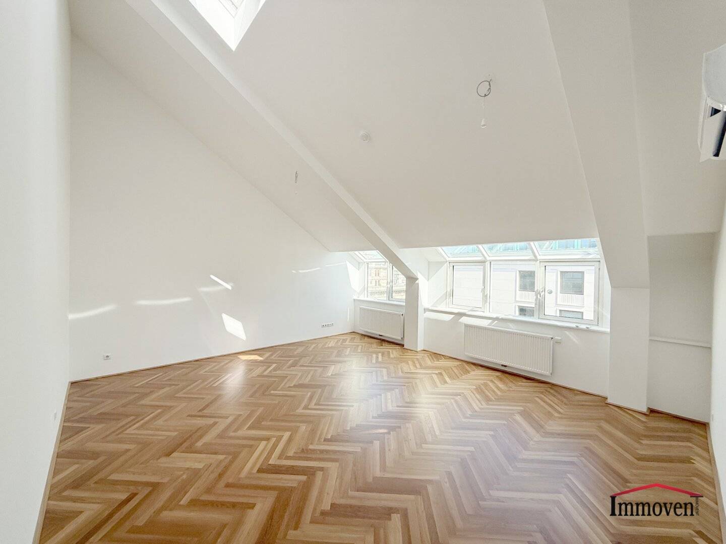 GENERALSANIERT - ERSTBEZUG und INNENSTADTLAGE - Einzigartiges Büro mit Dachterrasse bei der Wiener Oper!