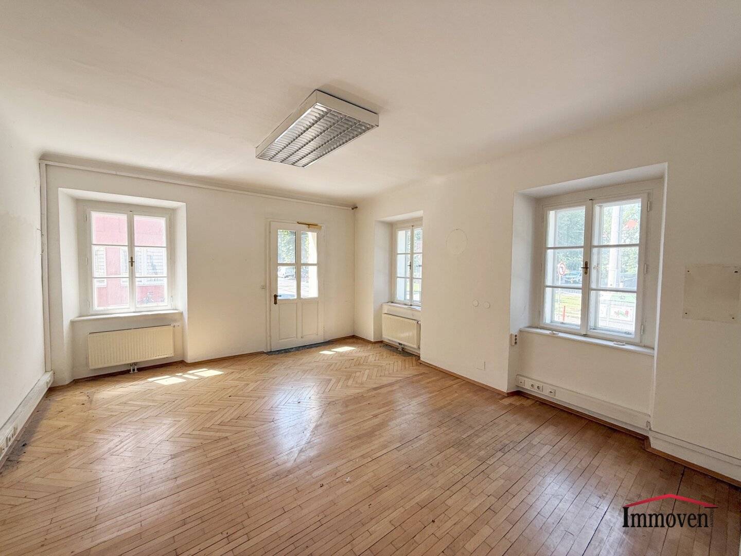 TOPLAGE Large office with perfect infrastructure!