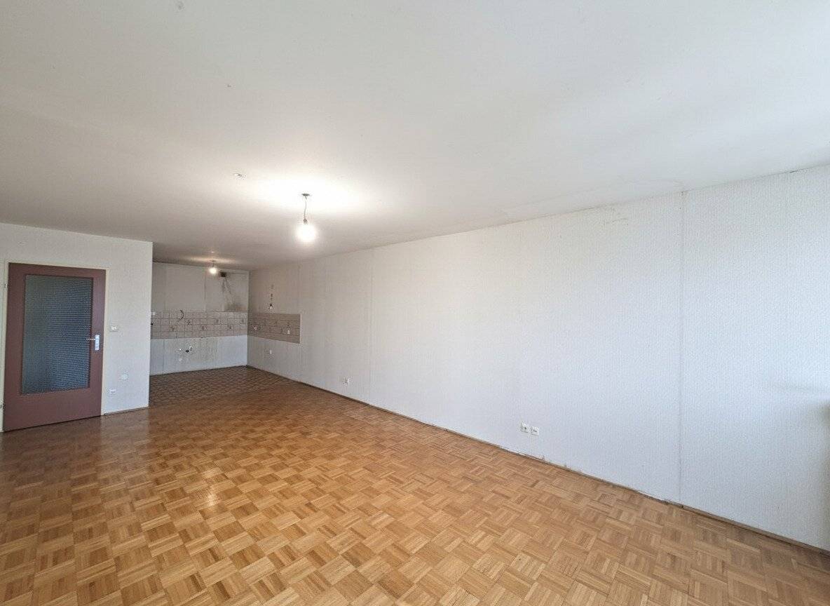 Commission-free from the owner! 9th floor with distant view! 3-room apartment with loggia near U4!