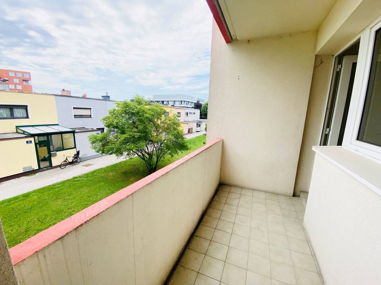 No commission Family hit three room apartment in very good living location