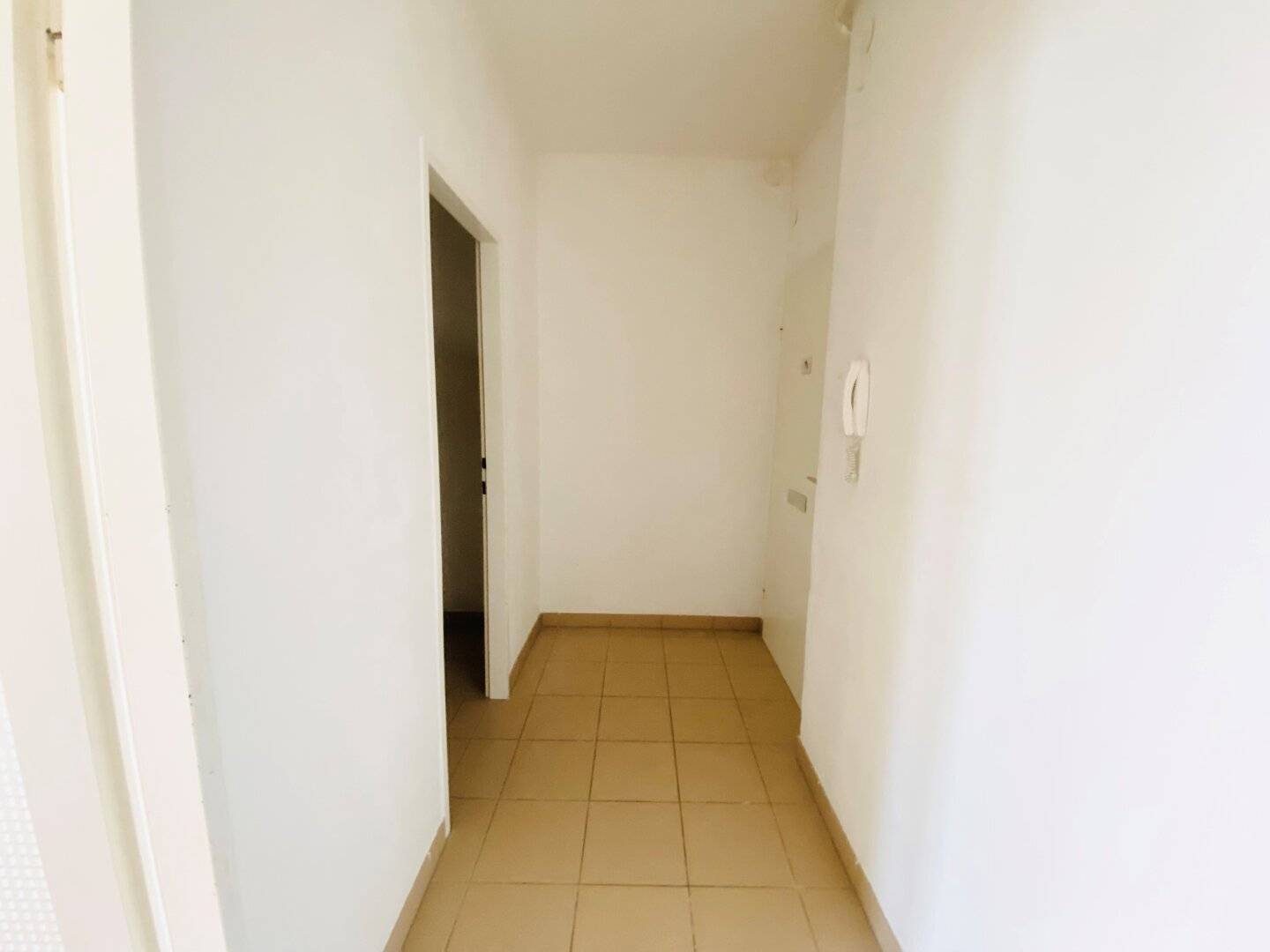 No commission Family hit three room apartment in very good living location