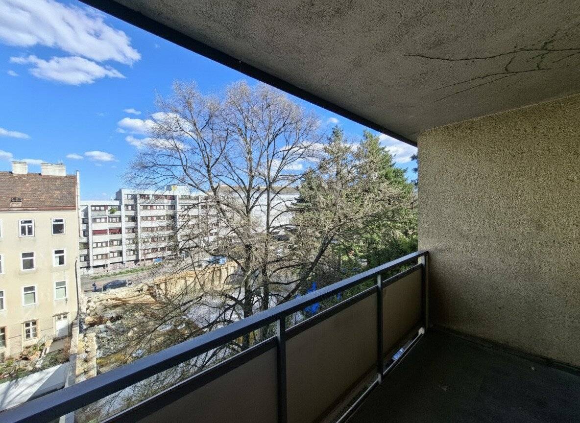 Commission-free from the owner Beautiful three room with loggia in Ottakring