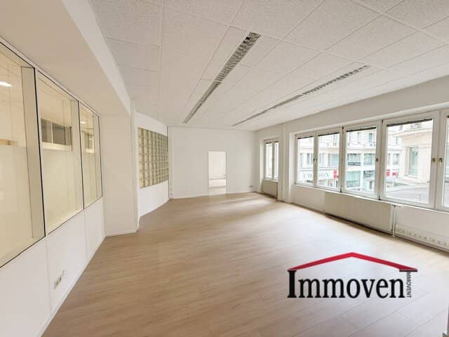 Top location, partially renovated office space in the old building on Mariahilfer Straße in 1070 Vienna