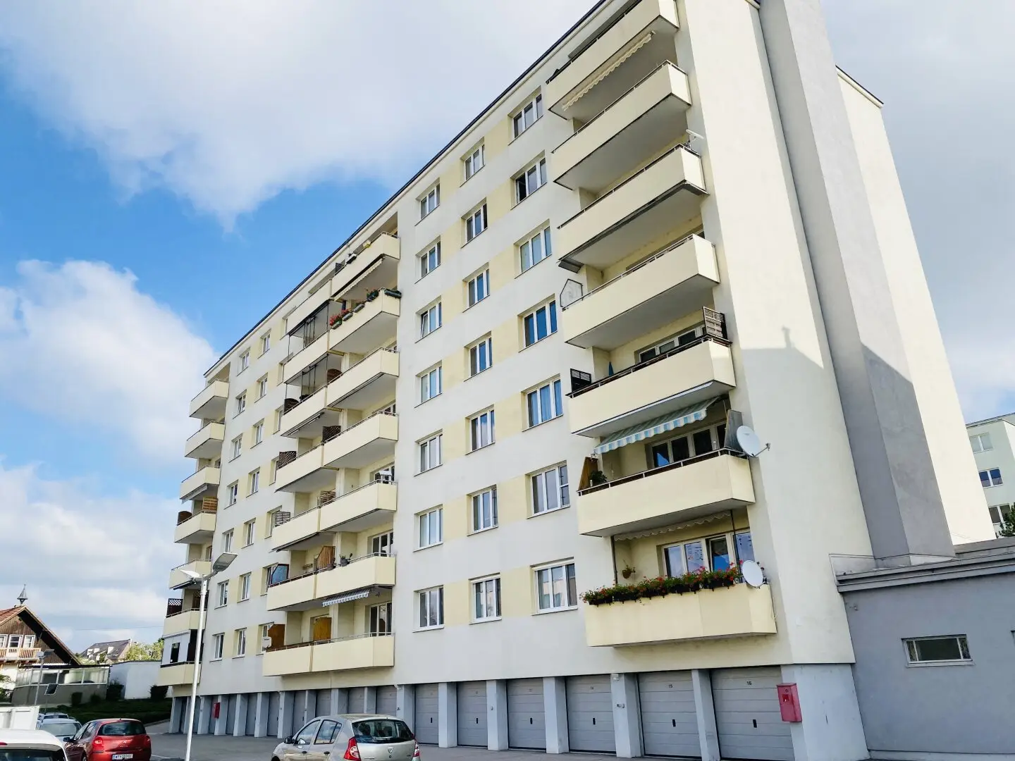 COMMISSION-FREE FROM THE OWNER! OPTIMALLY LAID OUT 2-ROOM APARTMENT IN A GOOD LOCATION