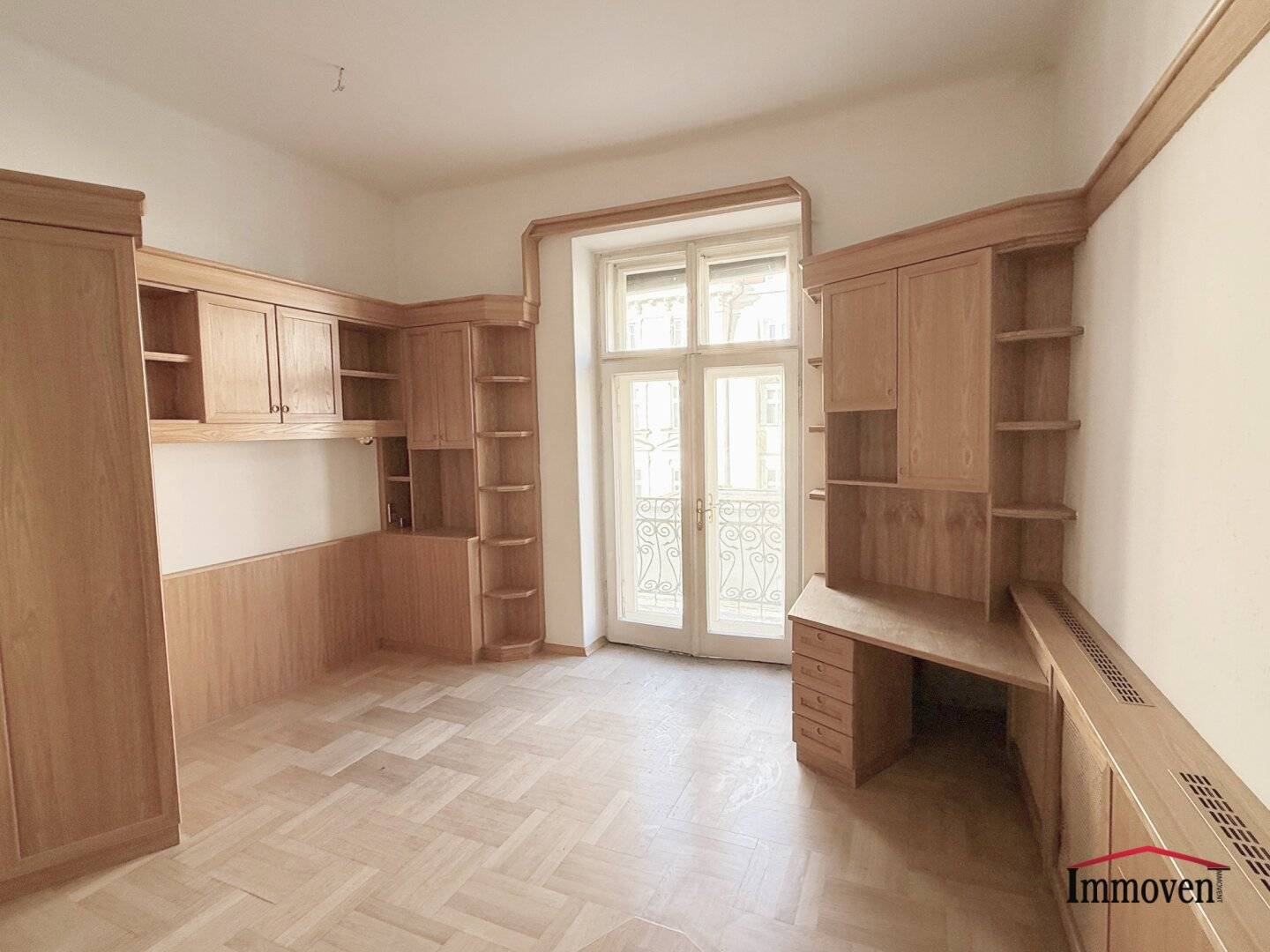 Prime location Leoben - renovation needed - large stately apartment with two balconies