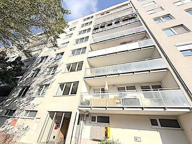 Commission free 3 room attic apartment with large terrace in the Forsthausgasse