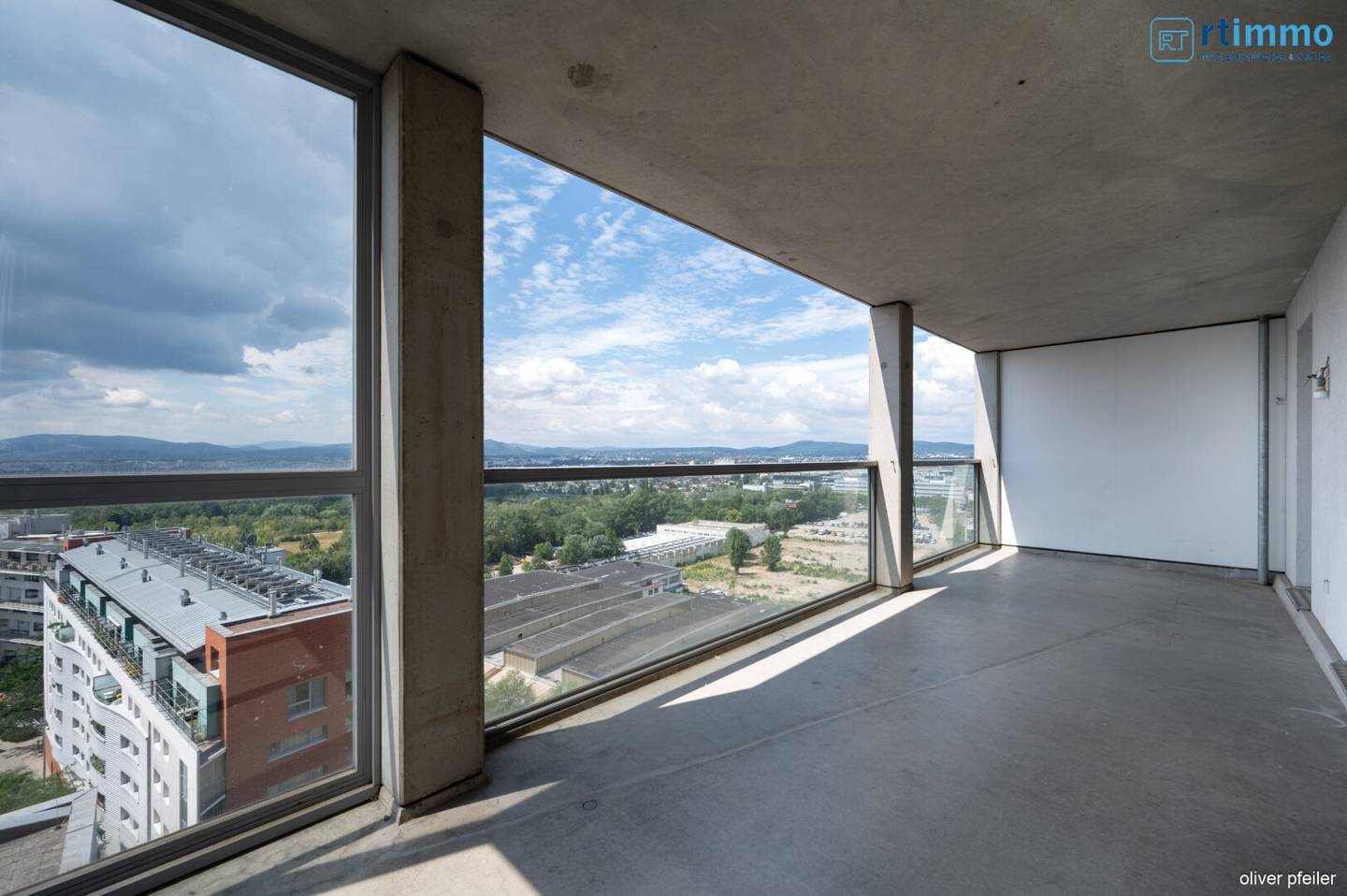 Avant-Garde Architecture COOP HIMMELBLAU: 3.5 room apartment with huge loggia and distant view