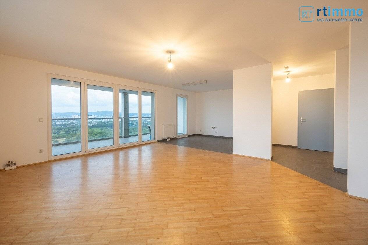Avant-Garde Architecture COOP HIMMELBLAU: 3.5 room apartment with huge loggia and distant view