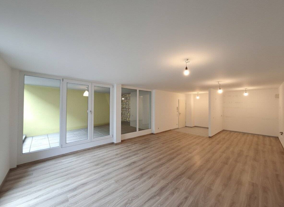 Commission-free from the owner Inner courtyard location Spacious 2-room apartment with loggia and terrace near U3 and in the Schmelz