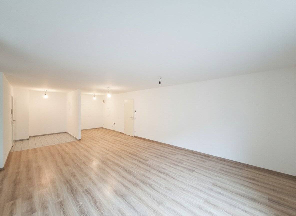 Commission-free from the owner Inner courtyard location Spacious 2-room apartment with loggia and terrace near U3 and in the Schmelz