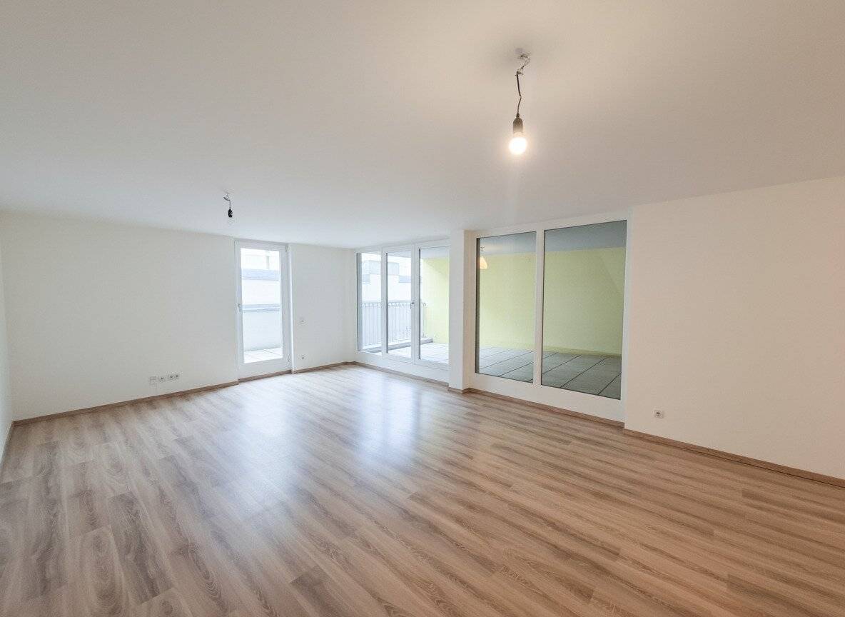 Commission-free from the owner Inner courtyard location Spacious 2-room apartment with loggia and terrace near U3 and in the Schmelz
