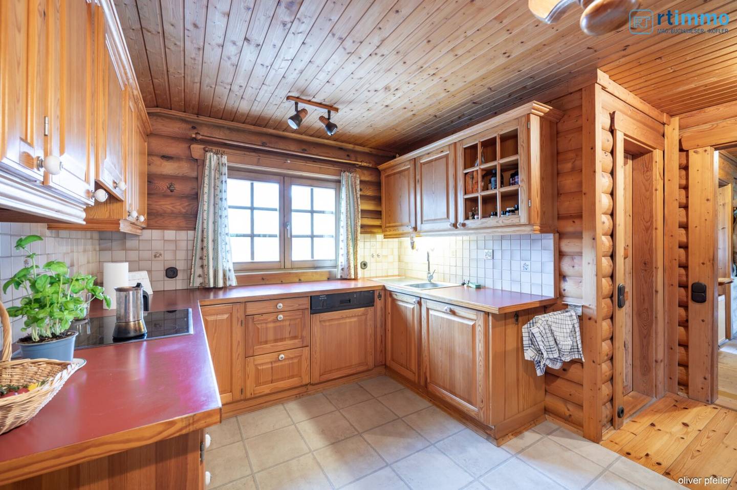 LIEBEVOLL GEPFLEGTES TRAUMHAUS AM SEE MIT KAMIN; SEETERRASSE, SOMMERHÄUSCHEN AM WASSERUND GARAGE