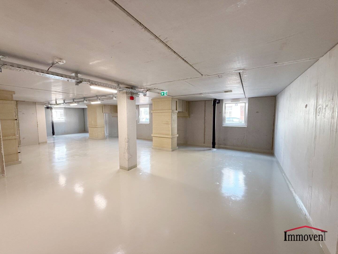 Prime location, newly constructed storage spaces near Hauptbahnhof","de":"TOPLAGE - NEU ERRICHTETE  LAGERFLÄCHEN - Nähe Hauptbahnhof!"
