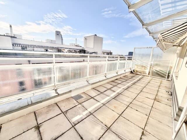 COMMISSION-FREE 3.5 ROOM ATTIC APARTMENT WITH LARGE TERRACE IN FORSTHAUSGASSE