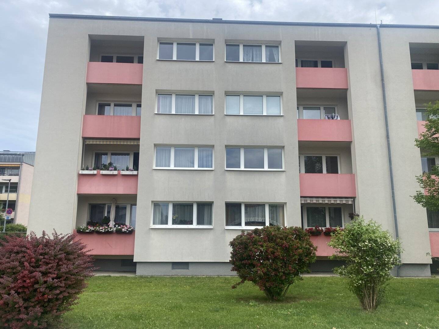 PROVISION-FREE BRIGHT, WELL-DESIGNED 3-ROOM APARTMENT, CENTRALLY ACCESSIBLE WITH LOGGIA IN SOUTHERN ST. PÖLTEN,
