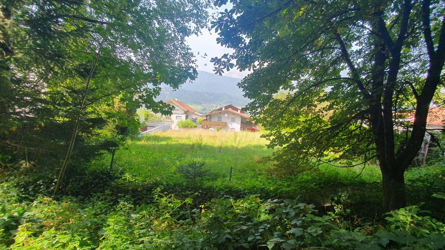 Baugrundstück am Waldrand von Weer