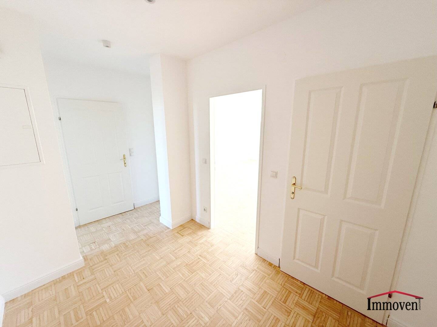 PROVISIONSFREI - SANIERT - ERSTBEZUG: eine sehr gut angelegte und helle 2-Zimmerwohnung im Dachgeschoss mit Eigengarten und zusätzlichen GOODIES!