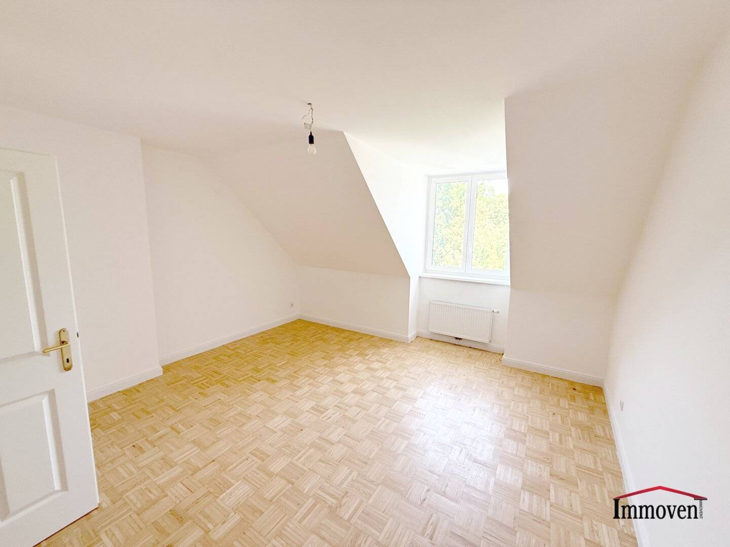 PROVISIONSFREI - SANIERT - ERSTBEZUG: eine sehr gut angelegte und helle 2-Zimmerwohnung im Dachgeschoss mit Eigengarten und zusätzlichen GOODIES!
