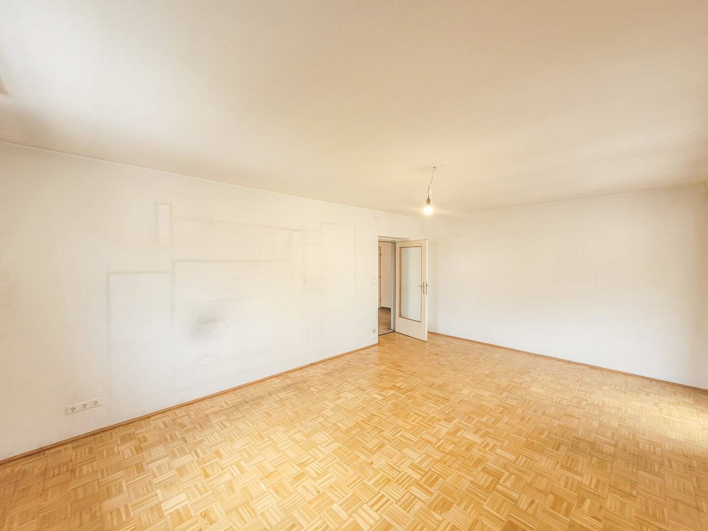 New Purchase Price! Commission Free From the Owner! Well Laid Out Unrenovated 4 Room With Loggia In Ottakring