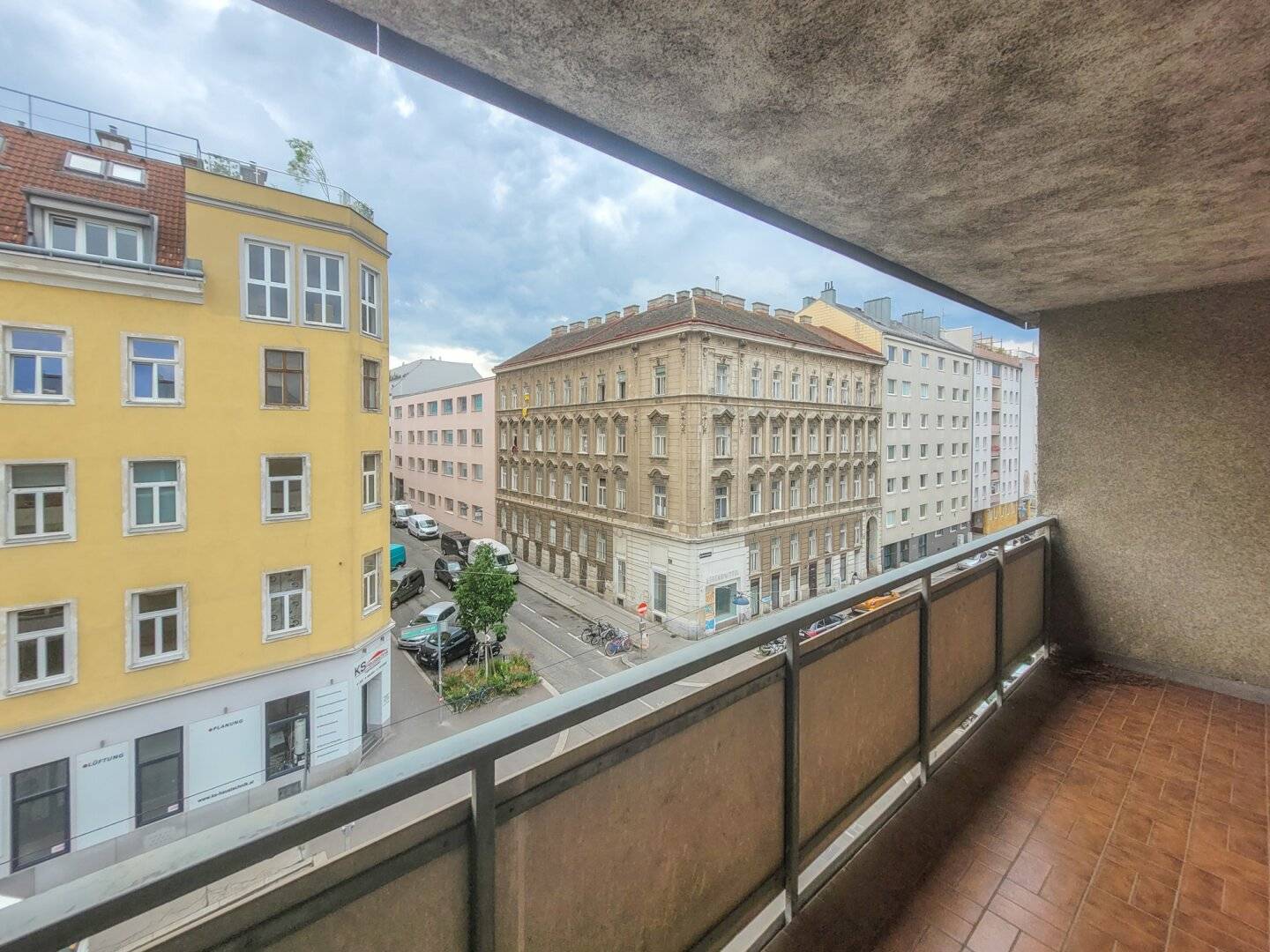 New Purchase Price! Commission Free From the Owner! Well Laid Out Unrenovated 4 Room With Loggia In Ottakring