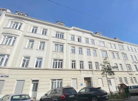 Provision free from the owner! Two room old building apartment near Hernalser Hauptstraße