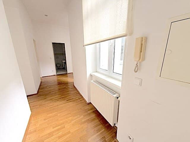 Provision free from the owner! Two room old building apartment near Hernalser Hauptstraße