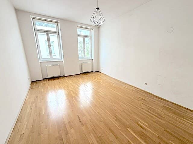 Provision free from the owner! Two room old building apartment near Hernalser Hauptstraße