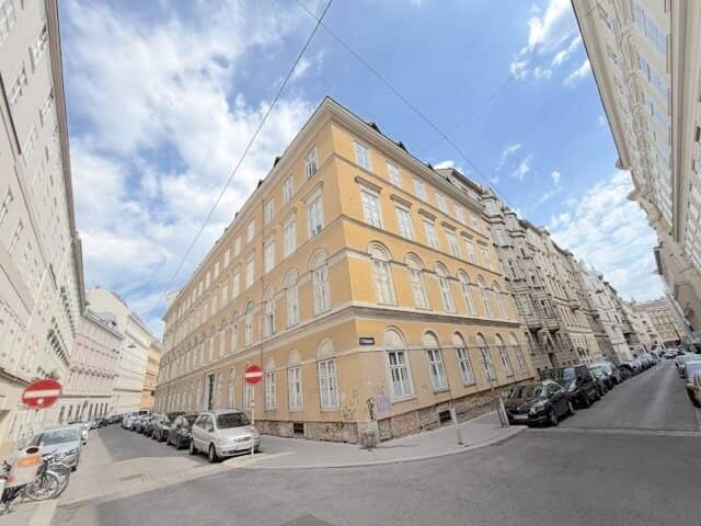 New price! Commission-free from the owner! Unrenovated 4 room old building apartment on Wasagasse!