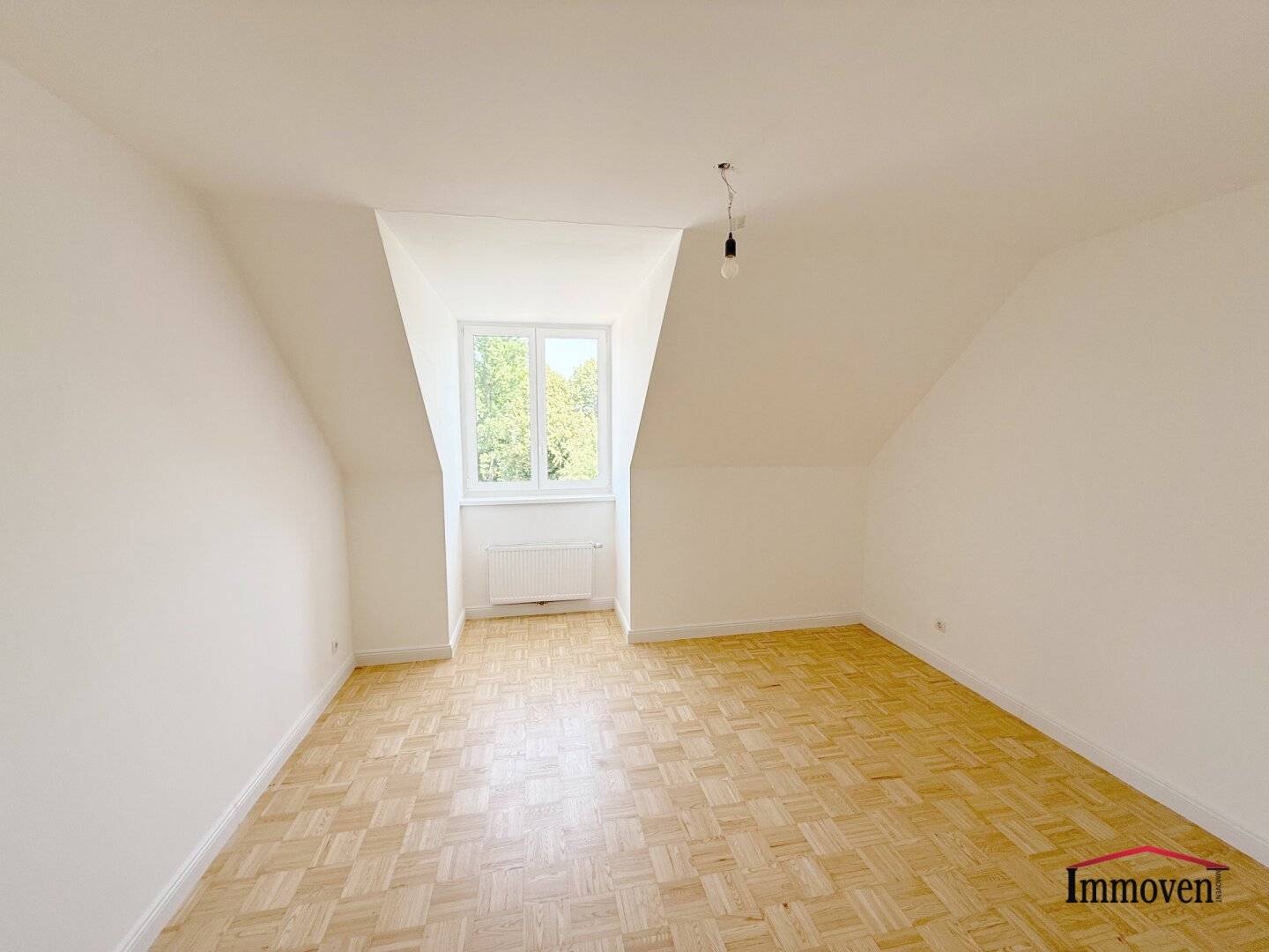 PROVISIONSFREI - SANIERT - ERSTBEZUG: Großzügige und helle 4-Zimmerwohnung im Dachgeschoss mit Eigengarten und zusätzlichen GOODIES!