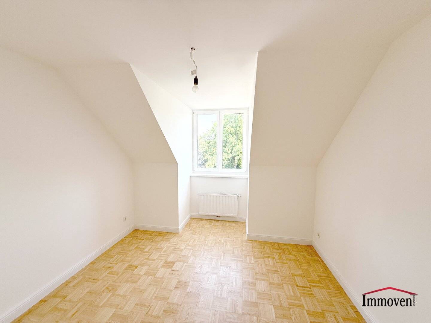 PROVISIONSFREI - SANIERT - ERSTBEZUG: Großzügige und helle 4-Zimmerwohnung im Dachgeschoss mit Eigengarten und zusätzlichen GOODIES!